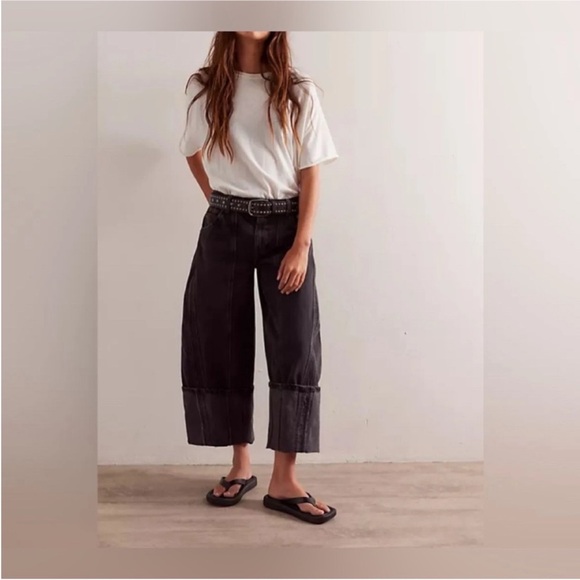 NWOT Free People We the Free Olsen Cuffed Crop Barrel Jeans - Black - 25, 26 - Picture 2 of 12